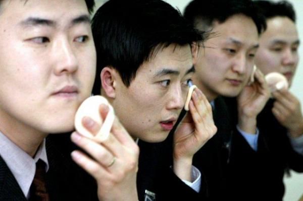 South-Korean-men-buying-into-cosmetics-craze-wearing-makeup-to-improve-image.jpg