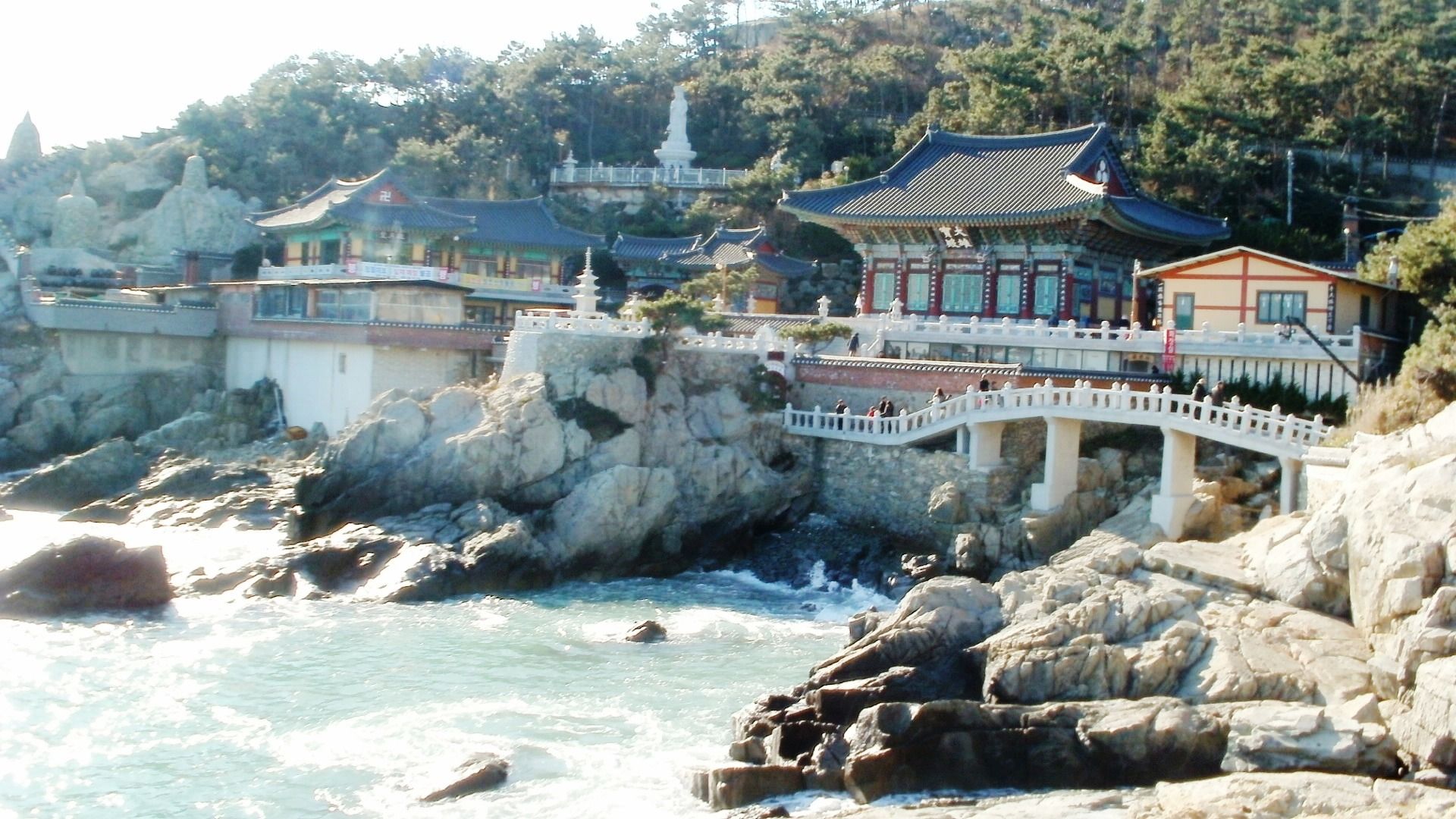 Haedong_Yonggungsa_Temple,_Busan,_South_Korea.jpg